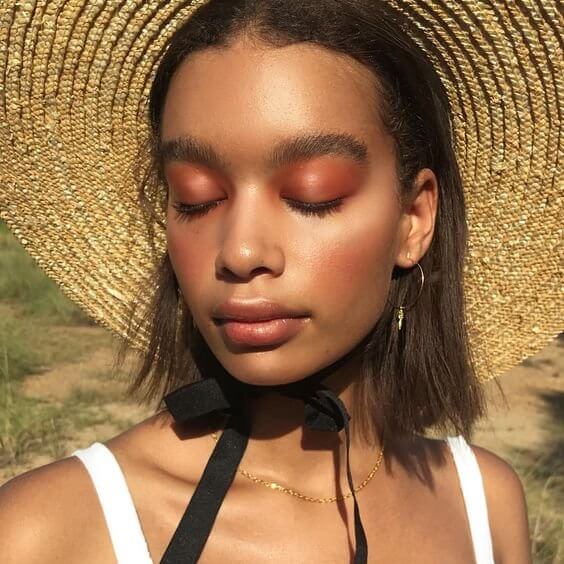 Orange shades on your eyes can do nothing less than to give you that summer-weather vibe. Across all eyelids apply a lovely orange eyeshadow and leave the lips with minimal makeup.