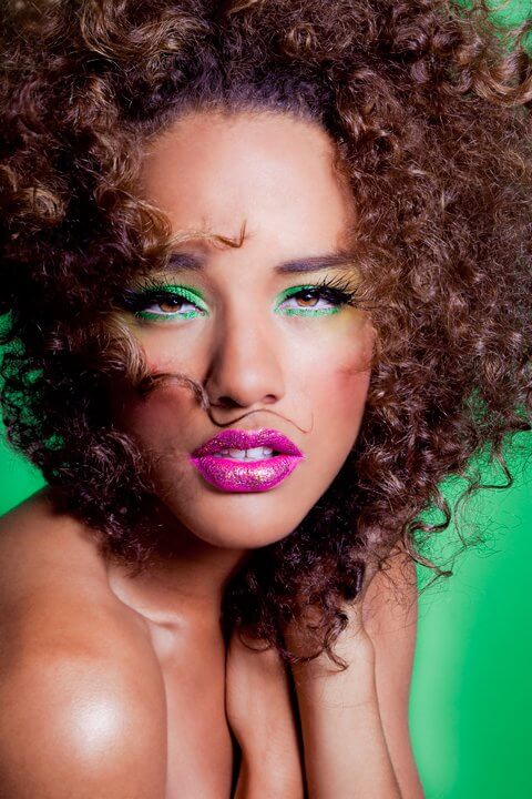 Eccentric looks were always our favorites, so don’t hesitate to experiment with makeup too. Put on a shiny pink lipstick and add green eyeshadow. Yes, you have read well - green!