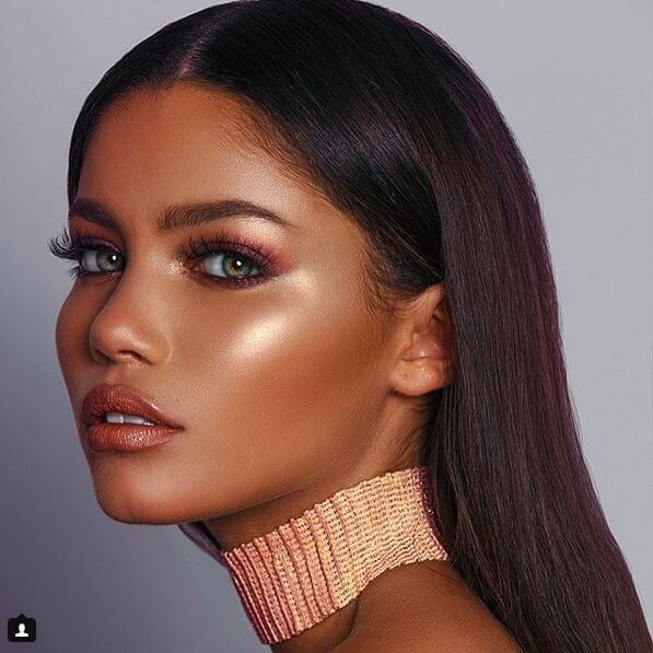 The skin is set only with the foundation, without a powder. Highlighter adds a lot of shine to your skin, so this can be perfect summer party makeup.