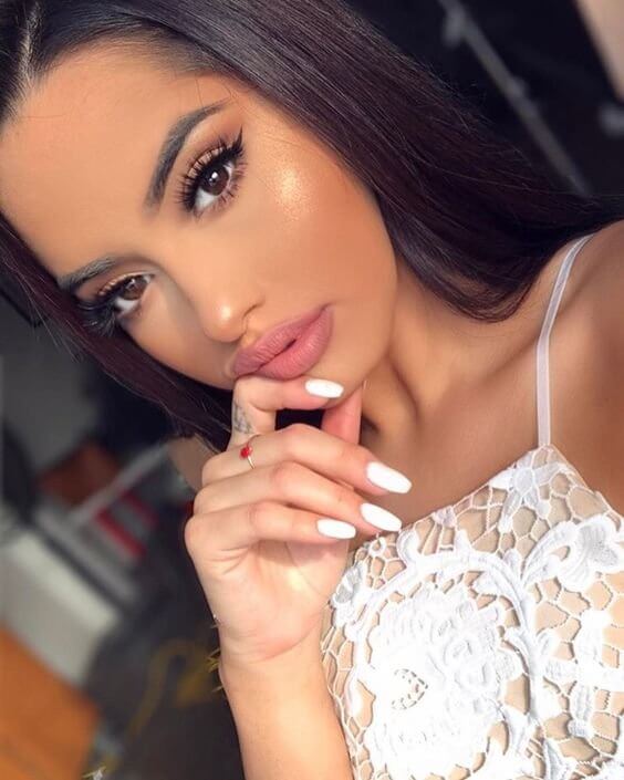 Eyeliner, bronzer, and highlighter - all that you will need to achieve this lovely makeup look. Don’t forget to apply soft pink matte lipstick.