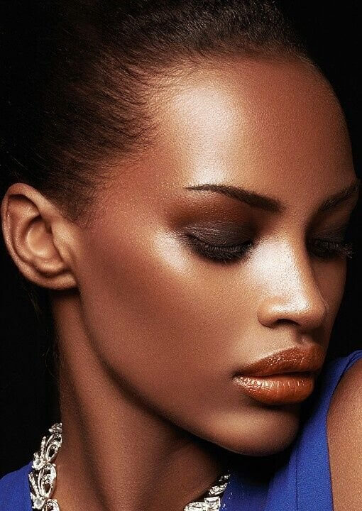Porcelain skin should be for special occasions only, but this time you can make an exception. Brown eyeshadow combined with bronze one looks pretty and elegant.