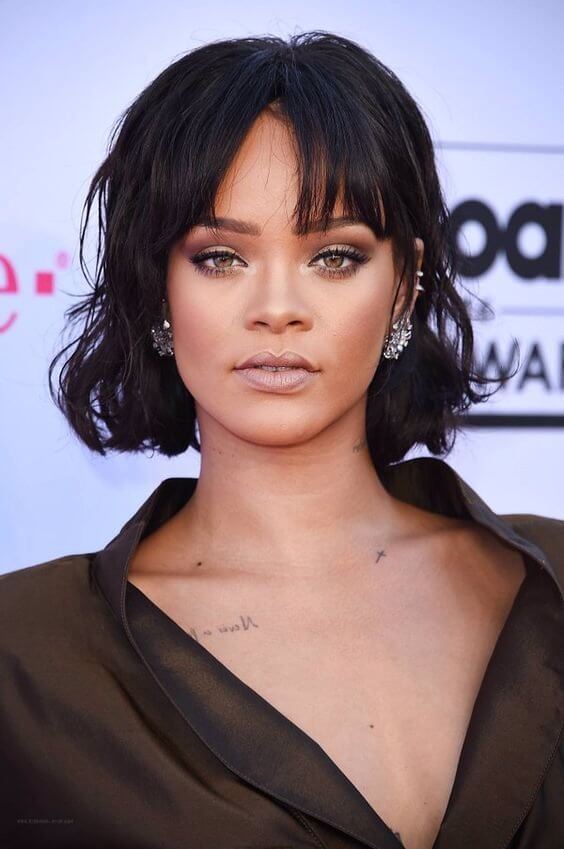 Rihanna opted for a nude look as well! The lips are left nude, while the eyes are done with brown and beige eyeshadow and correctly lined with black eyeliner.
