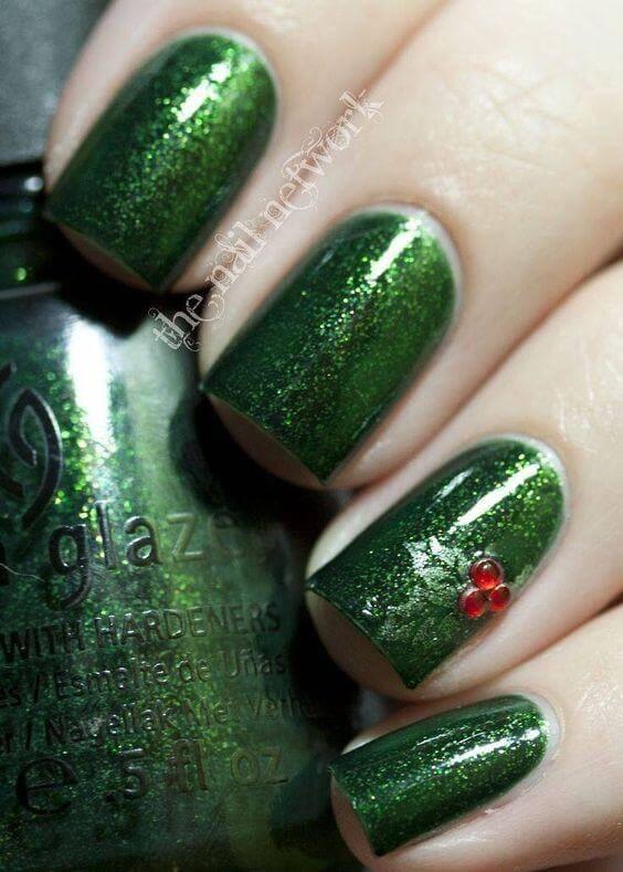 Christmas tree on your nails? There is no better way to revive the spirit of winter holidays. #winternails #naildesign