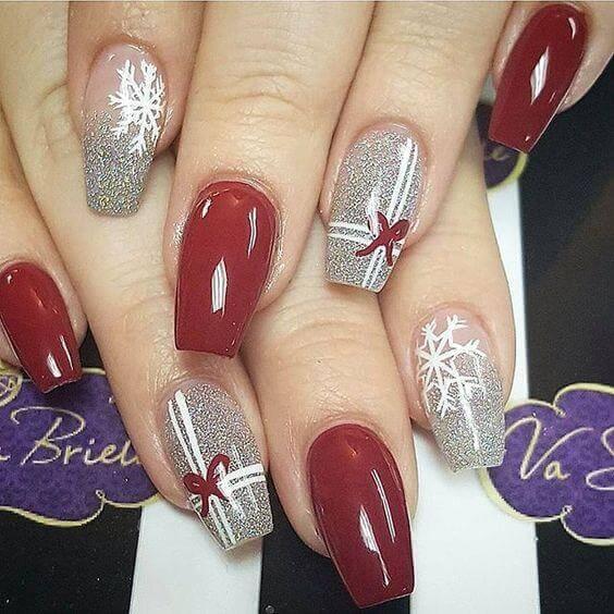 Packing gifts is one of the most joyful things to do in winter time. You can even map your nails with little bows. #winternails #naildesign