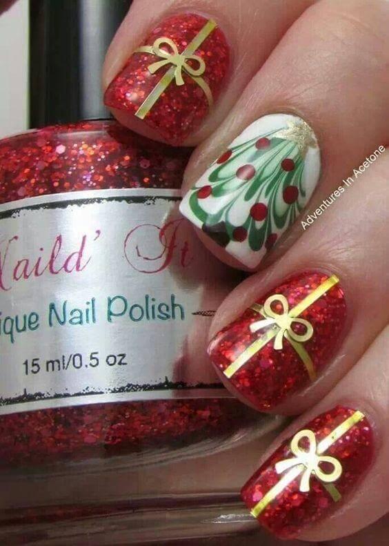 Combination of gold and red is not only fancy in fashion, but on your nails as well. #winternails #naildesign
