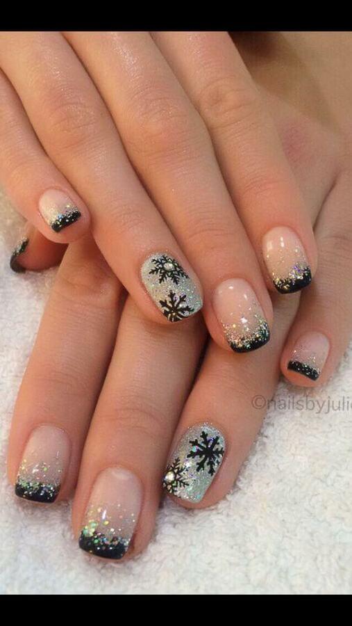 Combination of sparkly nail polish and black details on is perfect and very stylish. Even if your nails shine, you can be sure they are not overdone. #winternails #naildesign
