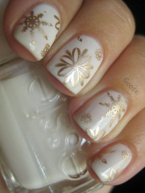 If you are a fan of delicate and kind of minimal nail designs, but you want to make it winterish, then mix white and gold. #winternails #naildesign