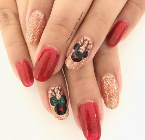 Disney heroes on your nails will probably remind you of childhood. They are decorated in Christmas spirit, with antlers and sparkly noses. #winternails #naildesign