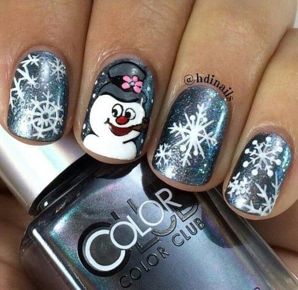 Frosty snowman on the middle finger and the metallic nail polish will undoubtedly get you a lot of likes on Instagram. #winternails #naildesign