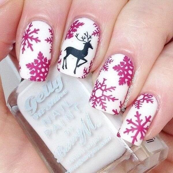 Not all holiday nail design needs to be in red or green. It is also possible to decorate your nails in pink. #winternails #naildesign