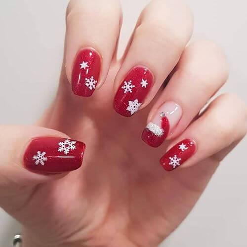 You thought we had forgotten Santa Clause? No, we didn’t - here it is on the ring finger. #winternails #naildesign