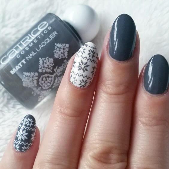 If you are a fan of winter minimalism, this manicure is the right choice for you. We love it! #winternails #naildesign