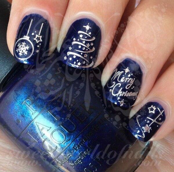 Dark blue and silver is the perfect combination to wear not only for your holiday dinners but also on your nails. Don’t hesitate to write a message like Merry Christmas. #winternails #naildesign