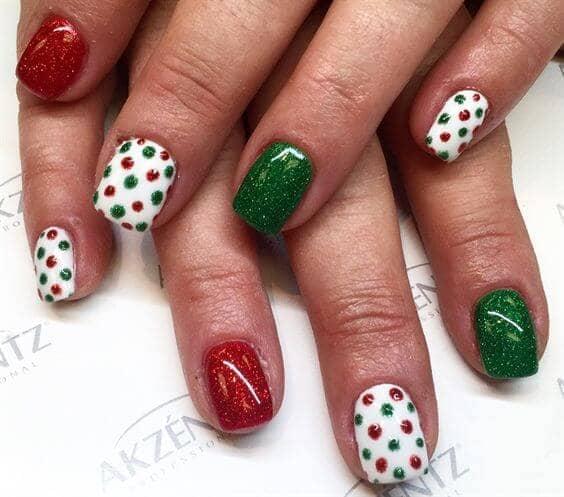 Glitter polka dots look like a fantastic idea for your Christmas nail decoration - polish it in combination with green and red. #winternails #naildesign