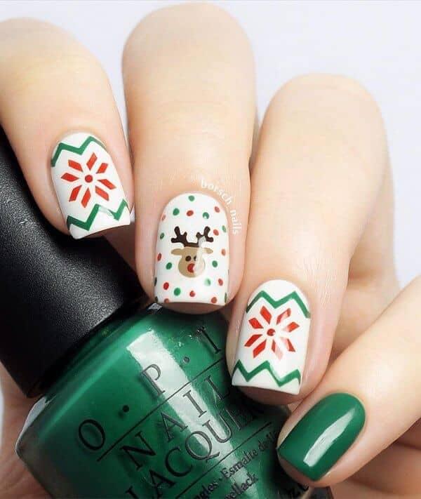 Minimalistic combination of green, red, and white can make you look pretty while your makeup will be eye-catching. #winternails #naildesign