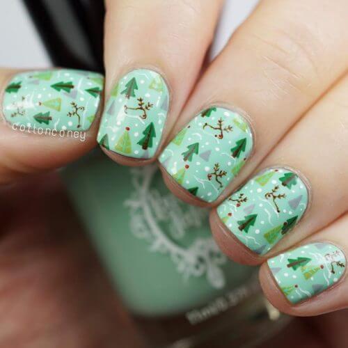 Short and sweet - these nails have it all. Small and cute Christmas trees will look beautiful even on a green background. #winternails #naildesign