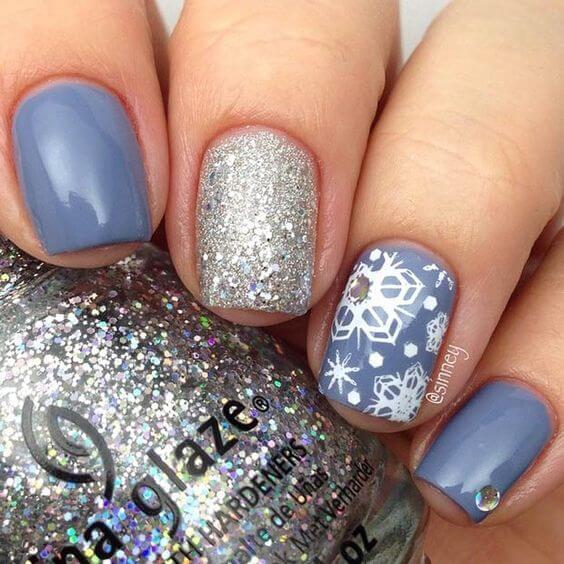 It is always a good idea to go with sparkle and matte combination. That contrast will make your nails very exciting and modern. #winternails #naildesign