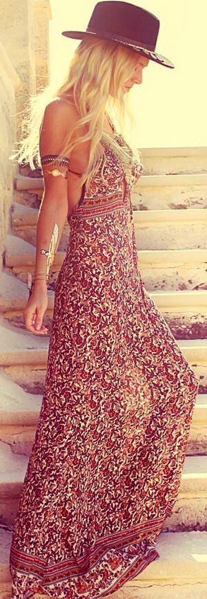 Woman standing at the sunset dressed up with floaty floral maxi dress (photo: blog.styleestate.com). Light, romantic and easy: perfect dress for a warm summer.