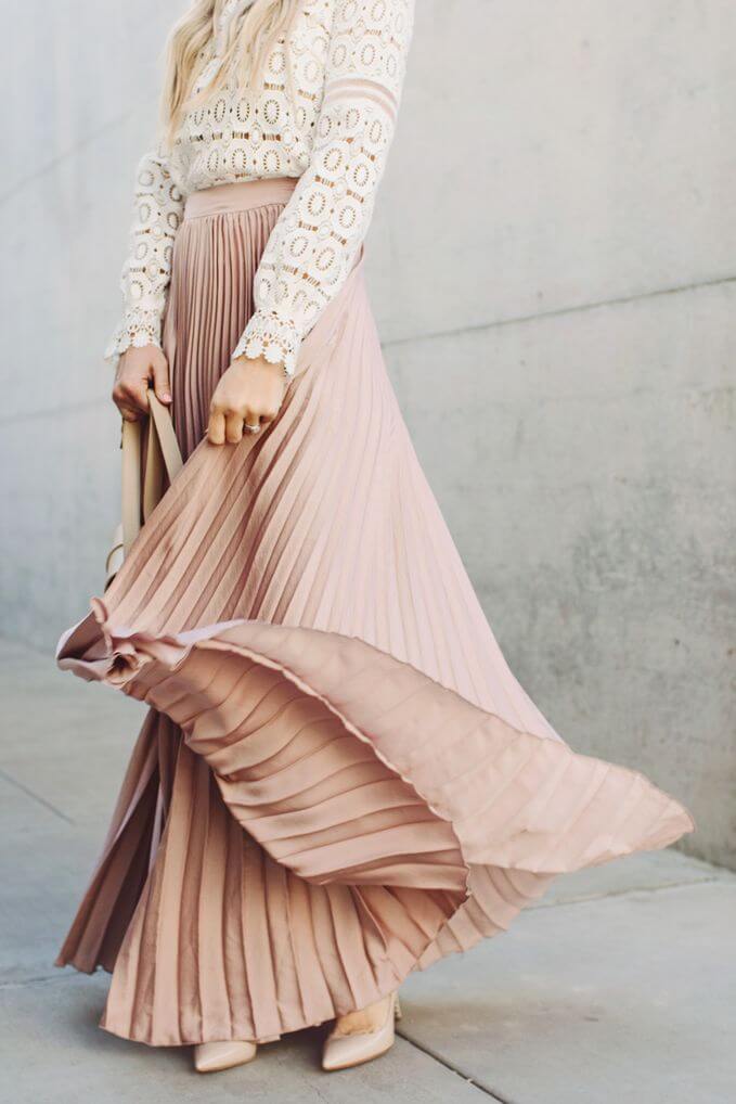 Full maxi skirt in pale pink combined with a long-sleeved patterned top. Pale pink maxi skirt for chillier days.
