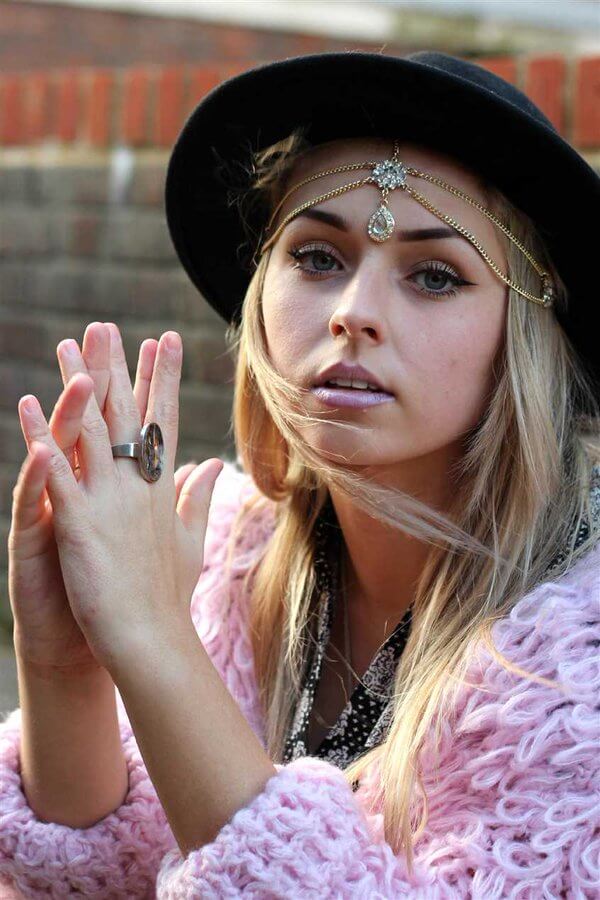 This Coachella inspired look is so feminine and beautiful.
