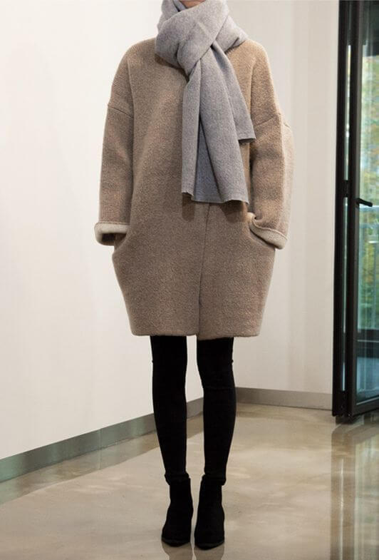 Cocoon coat combined with leggings.