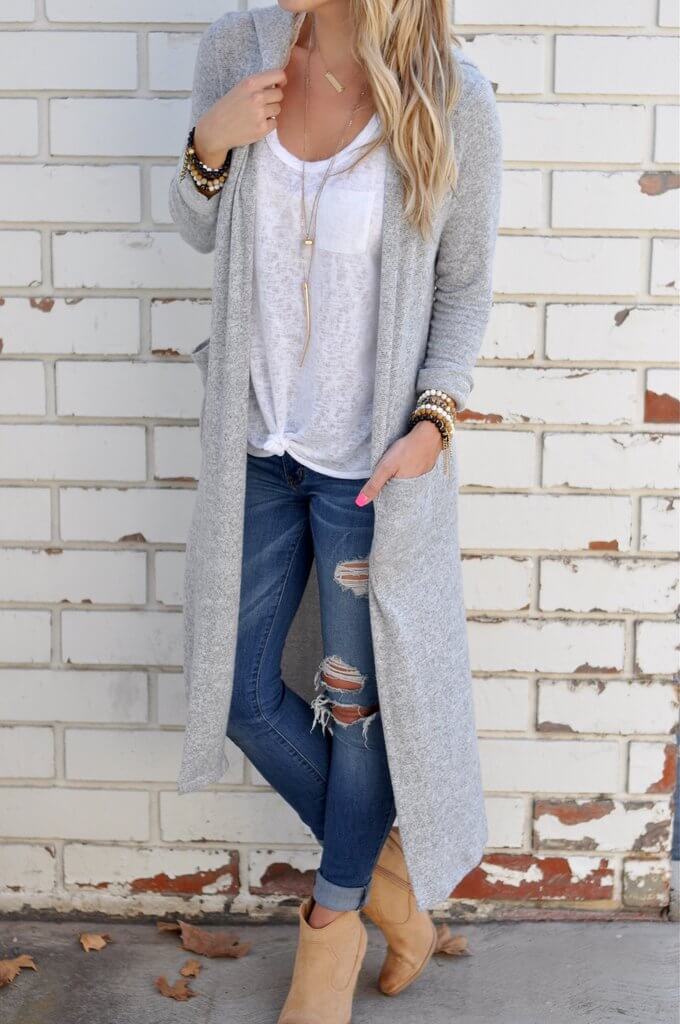 Ripped jeans add to the laissez-faire attitude of this comfortable daytime look.