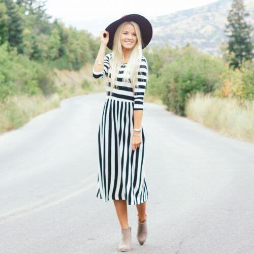 Knee-length dress in black and white stripes for casual chic.
