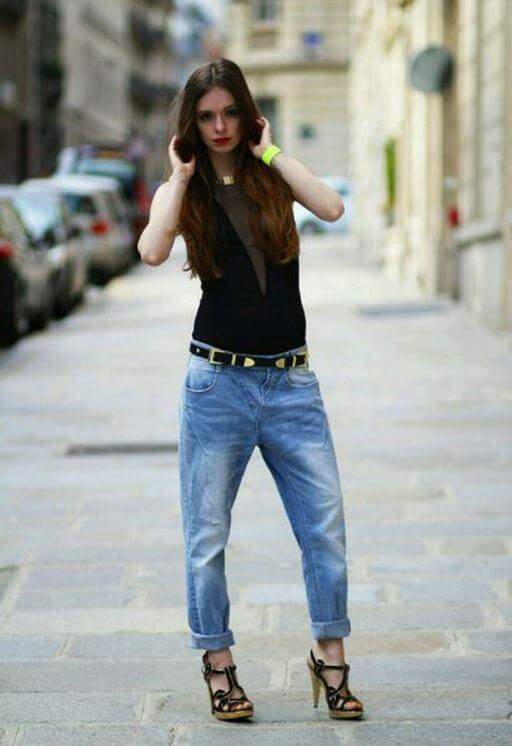 Brunette in blue jeans