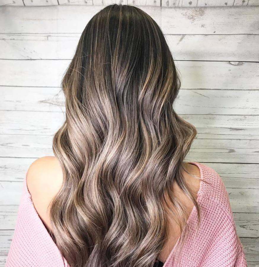 This sun-kissed ash blonde look is oh-so-pretty!