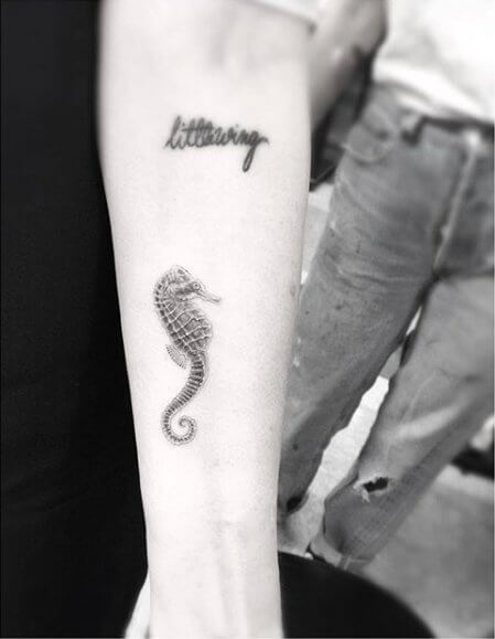 Why not putting some sea animals on your wrist as perfect summer tattoo? #summertattoo #minitattoo #minimalisttattoo