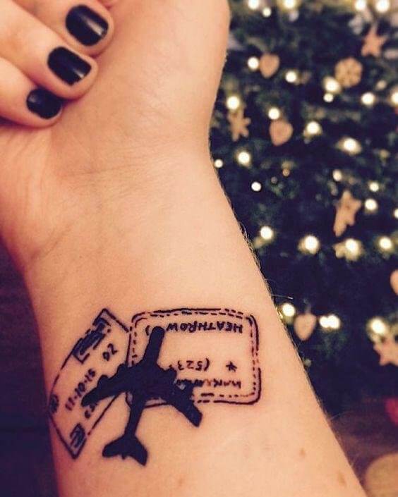 Let this plane tattoo reminds you of all the travels you have been and all that are waiting for you #summertattoo #minitattoo #minimalisttattoo