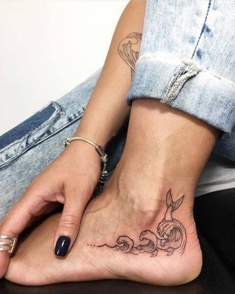 If a foot is a place where you have decided to put a tattoo let it be the riding wave. It seems both chic and beautiful. #summertattoo #minitattoo #minimalisttattoo