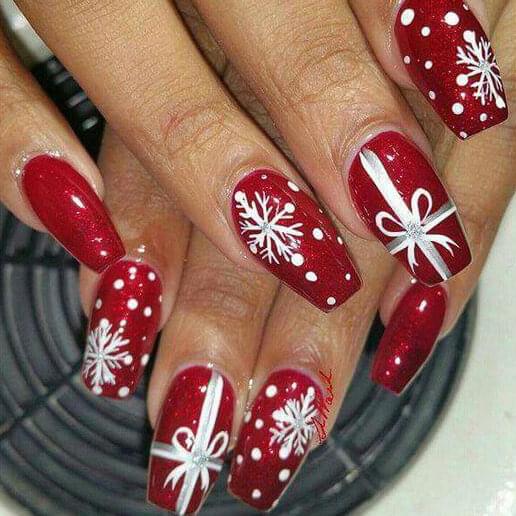 Adding snowflakes along with silver bows on your middle fingers is something that will keep your manicure out of the crowd. #winternails #naildesign
