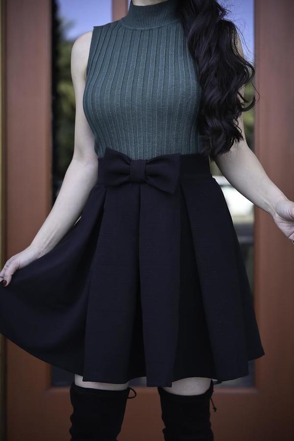 Pleated black skirt and green sleeveless turtleneck sweater are two items you can always count on when you need to go out. #bootsoutfit #nighout #nightoutlook
