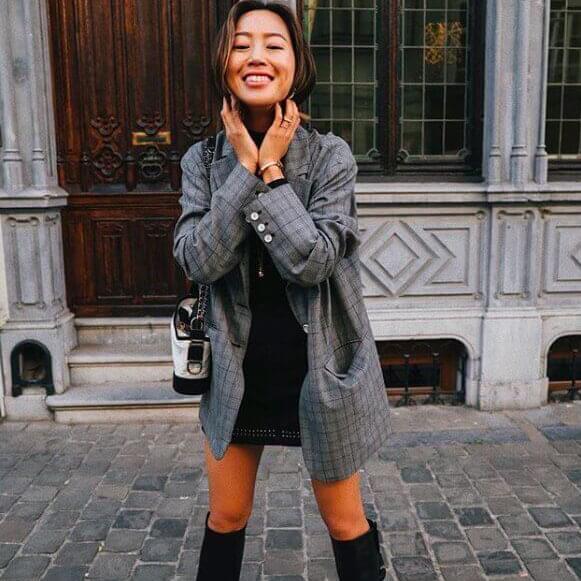Checked blazer, black mini dress and knee-high boots - everything you need to achieve the perfect Parisian inspired look. It is ideal to wear from day to late night. #bootsoutfit #nighout #nightoutlook
