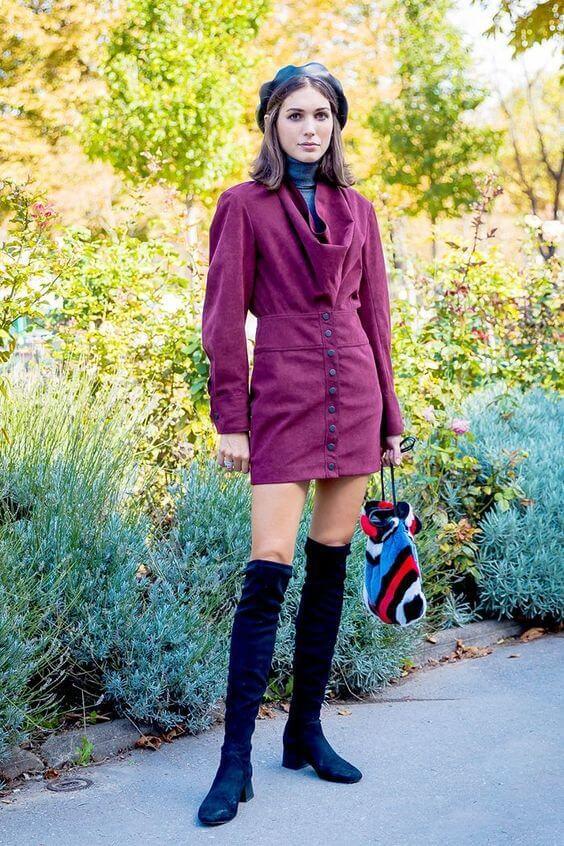 The retro looking dress looks so chic when combined with thigh-high boots in black shade. Wake up your inner French girl and don’t forget a leather beret. #highboots #winteroutfits