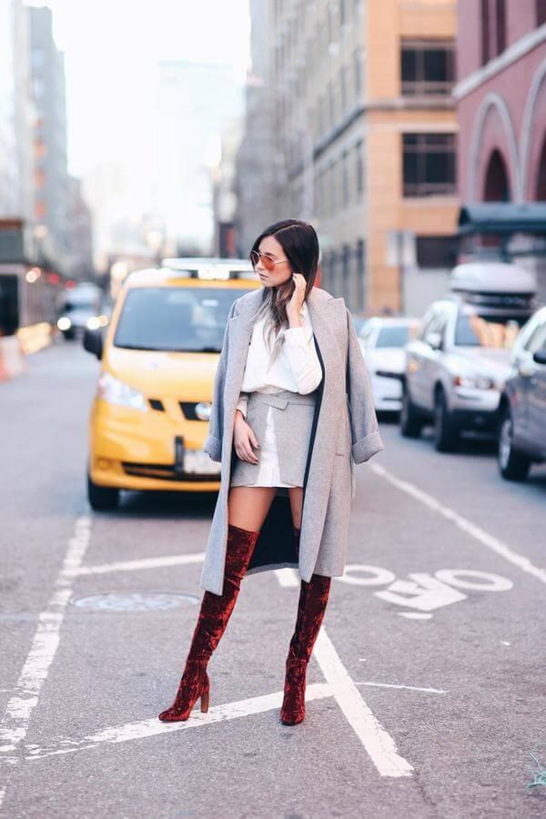 Velvet boots will make you stand out from the crowd! Especially if you pick some eye-catching color, such as red, blue or emerald green. #highboots #winteroutfits
