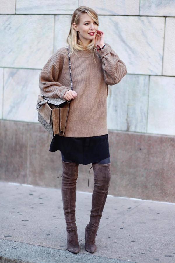 Brown is color of the season. That is why you should mix your suede boots with an oversized sweater and layer a black blouse below. #highboots #winteroutfits