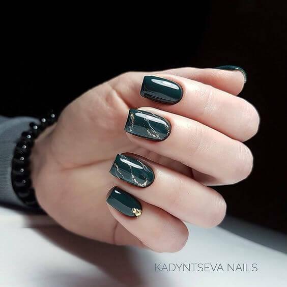 A pinch of gold and green base - and you have perfect nails for winter