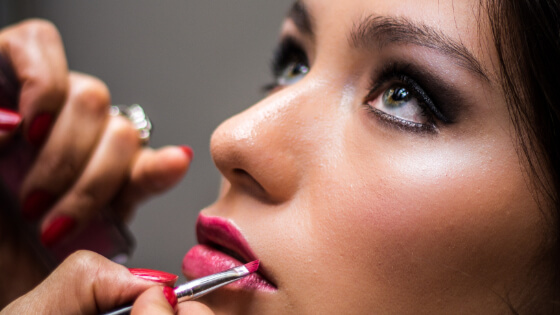 Worst makeup choices Habits and choices in our makeup routines that must better be avoided. Find out surprisingly common beauty mistakes that you should avoid at all costs. Whether it was by ignorance, laziness, or other reasons - here is the time to change. #beautymistakes #makeuptips