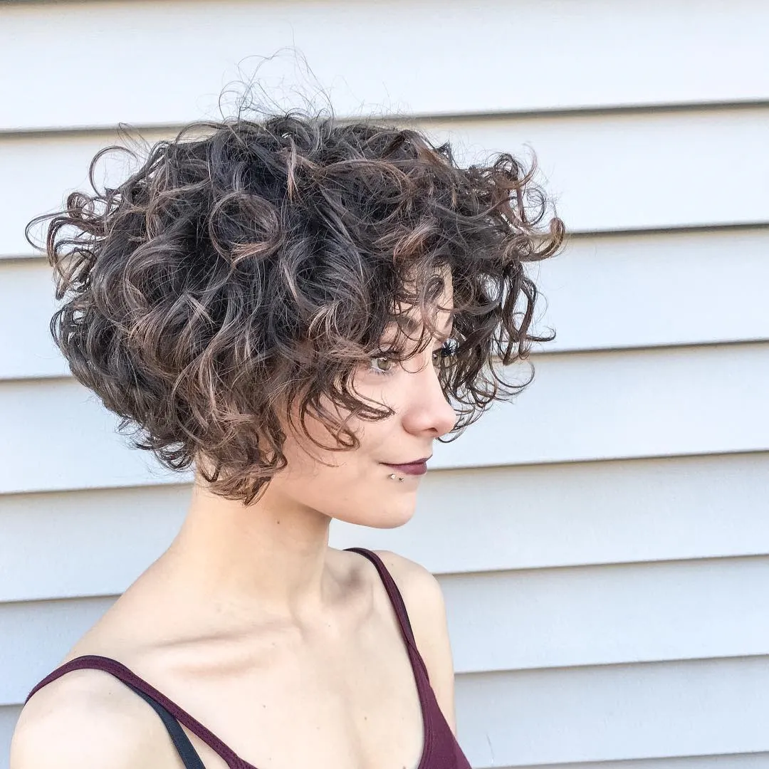 39 Eye-Catching Short Curly Bob Haircuts - BelleTag