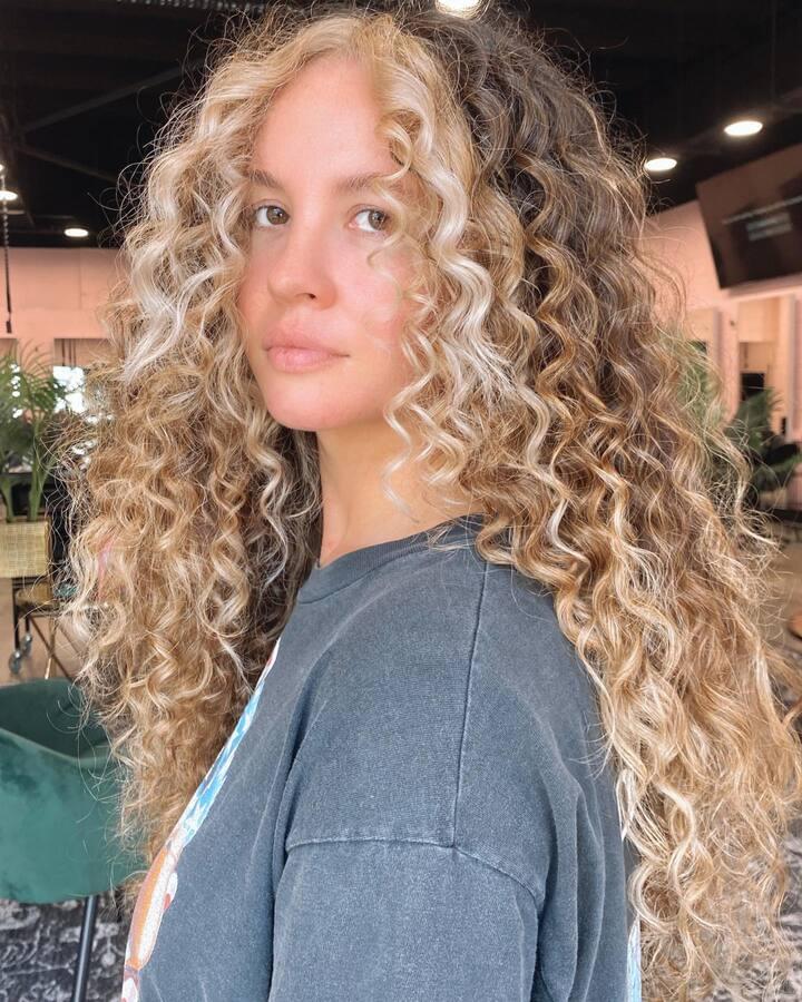 Image of Blonde long shag with curls