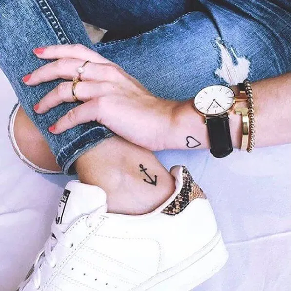 Excellent minimalistic tattoo for the summer. Look how well it fits with cropped jeans and sneakers.