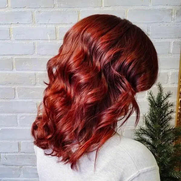 Medium choppy hair with waves looks beautiful in warm auburn color
