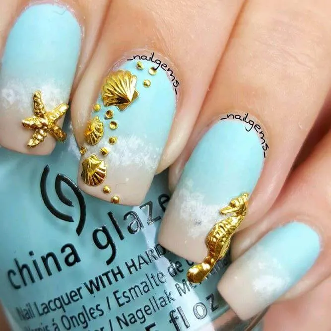 Sea Details in Gold Nail Desing