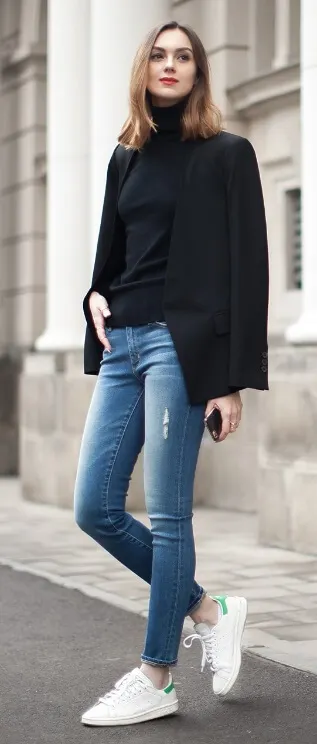 Funny what a little red lipstick can do, isn’t it? Here a slick of bright color adds some Parisienne chic to this simple ensemble of blue denim, black and white.