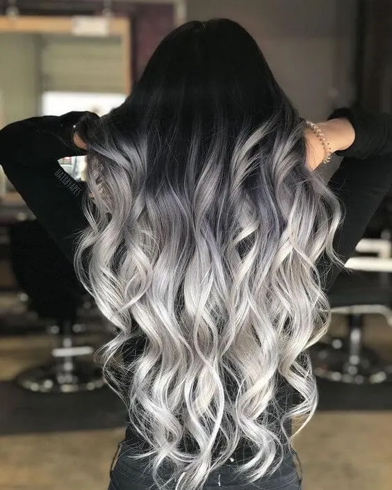 Grey partial balayage is undoubtedly a thing of the moment! If you want to try it, then don’t hesitate.