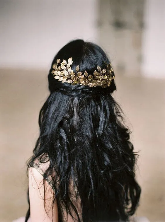 There is something magical and fairytale alike in gold hair accessories and black hair combination. We couldn’t agree more.