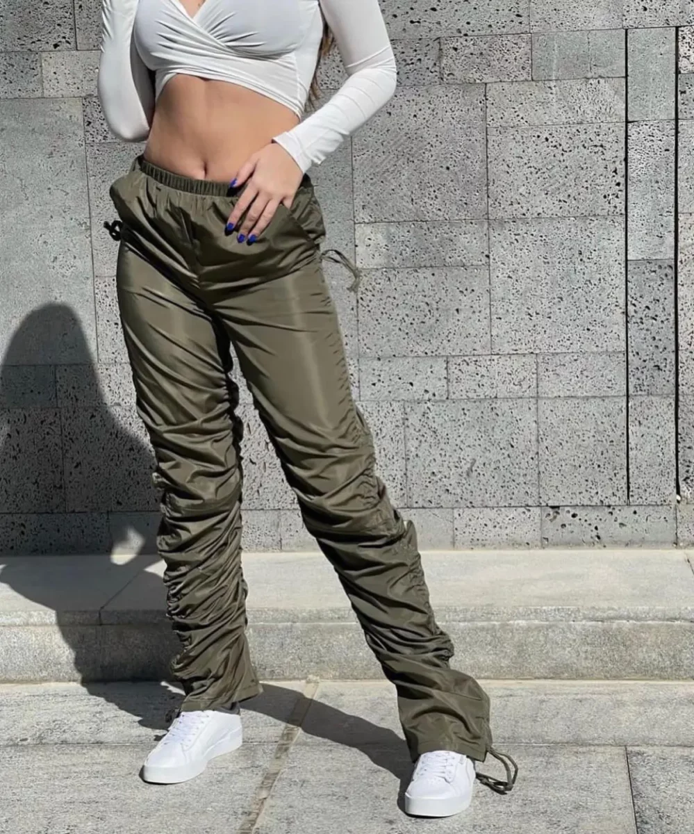 Skinny cargo pants with white sneakers