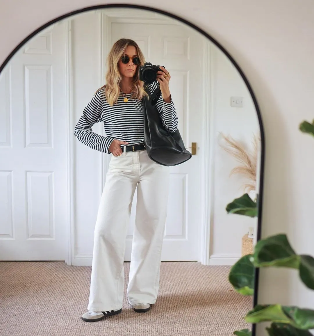 white jeans travel outfit
